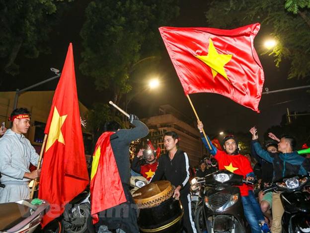  Hàng vạn người dân Hà Nội đã đổ về trung tâm hò reo ăn mừng tuyển bóng đá nam Việt Nam làm nên kỳ tích lịch sử khi lọt vào tứ kết Asian Cup 2019 sau khi vượt qua Jordan sau loạt luân lưu 11m kịch tính (Ảnh: Minh Sơn/Vietnam+)