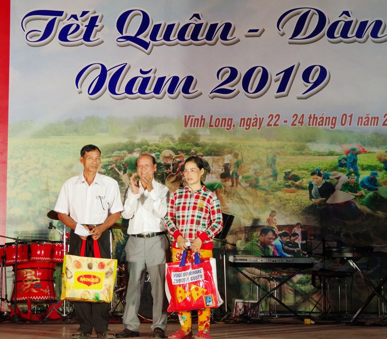Đồng chí Trương Văn Sáu- Phó Bí thư Thường trực Tỉnh ủy, Chủ tịch HĐND tỉnh tặng quà cho đại diện gia đình các Mẹ Việt Nam anh hùng.