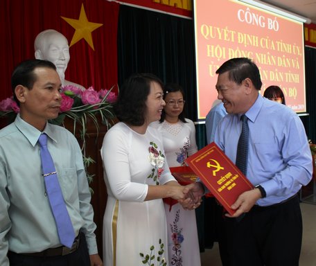 Bí thư Tỉnh ủy- Trần Văn Rón trao quyết định cho bà Nguyễn Thị Kim Anh