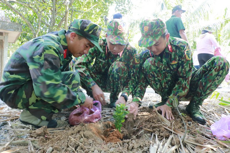 Cán bộ, chiến sĩ lực lượng vũ trang tham gia trồng hơn 600 cây xanh trên đoạn đường dài khoảng 1km thuộc ấp Tân Thắng, góp phần tạo cảnh quan môi trường nông thôn thêm xanh- sạch- đẹp.