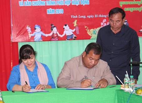 Đại diện Tỉnh đoàn Vĩnh Long và lãnh đạo đoàn tỉnh Kampong Speu ký kết kế hoạch phối hợp tổ chức các hoạt động giao lưu hữu nghị