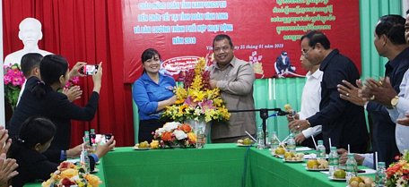  Dịp này, đoàn tỉnh Kampong Speu cũng chúc Tết đến Tỉnh Đoàn Vĩnh Long