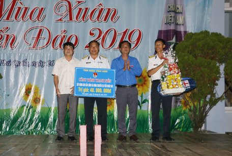 Đồng chí Nguyễn Minh Thiện- Phó Bí thư Thường trực Tỉnh đoàn trao tặng 40 triệu đồng hỗ trợ xây dựng công trình thanh niên cho Tiểu đoàn 563.
