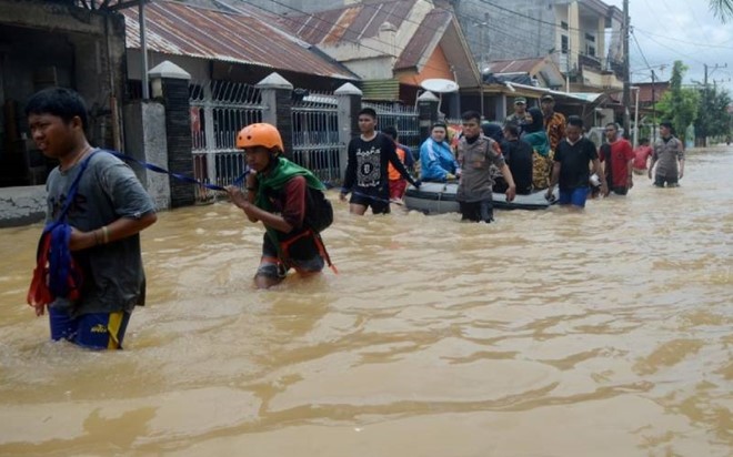 Người dân Sulawesi tiếp tục hứng thiên tai trong những ngày đầu năm 2019. Ảnh: Reuters