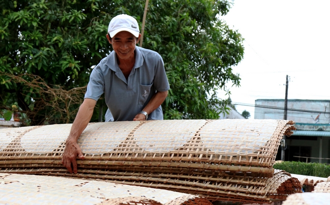 Để đảm bảo đủ số lượng bánh giao cho khách, bà con ở làng nghề  bánh tráng Cù Lao mây phải bắt đầu công việc từ tận khuya.