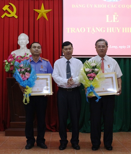 Đồng chí Trần Văn Bạch- Bí thư Đảng ủy Khối Các cơ quan tỉnh trao Huy hiệu 30 năm tuổi Đảng cho các đảng viên