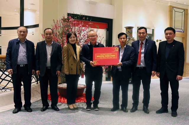 HLV Park Hang Seo nhận quà của Thủ tướng Nguyễn Xuân Phúc từ ông Nguyễn Ngọc Thiện Bộ trưởng Bộ VH-TT&DL- Ảnh: VFF