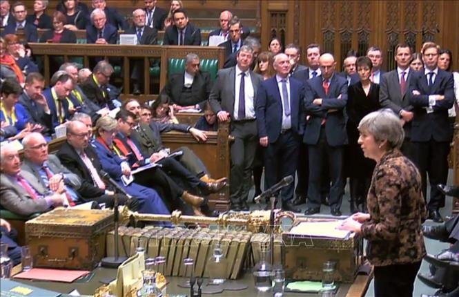  Thủ tướng Anh Theresa May (phải) trình bày những thay đổi trong kế hoạch đưa Anh rời khỏi EU ngày 21/1/2019. Ảnh: AFP/TTXVN