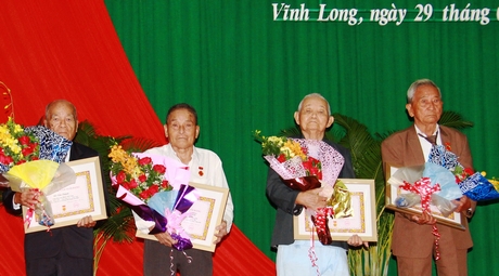 Các  đồng chí cao niên tuổi đảng vinh dự nhận Huy hiệu Đảng. 