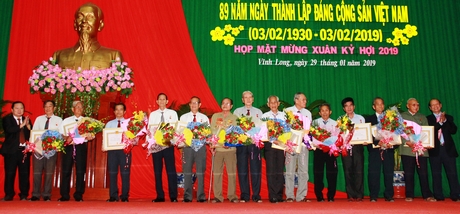 Phó Bí thư Thường trực Tỉnh ủy- Trương Văn Sáu, Chủ tịch UBND tỉnh- Nguyễn Văn Quang trao Huy hiệu Đảng cho các đồng chí cao niên tuổi đảng.