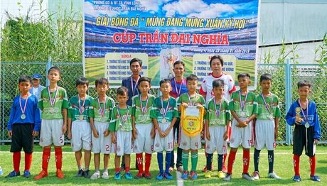 BTC trao giải nhì cho đội Trường Tiểu học Phạm Hùng.
