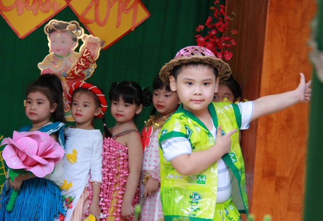 Các cô giáo Trường Mầm non 3 đã dành hơn 1 tuần để thiết kế trang phục bảo vệ môi trường cho các bé. Cô Lương Thị Hồng Nhung cho biết: “Chúng tôi muốn dạy các bé yêu thiên nhiên, bảo vệ môi trường”.