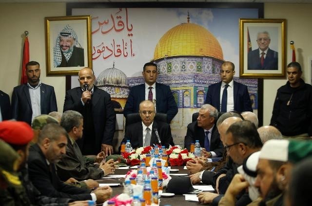 Thủ tướng Rami Al-Hamdallah tham gia cuộc họp tại trụ sở Bộ Nội vụ Palestine ở TP Gaza, tháng 12/2017. (Ảnh: Reuters)