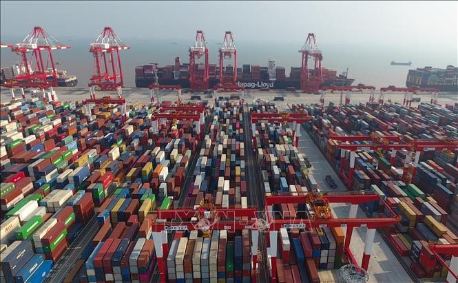 Hàng hóa được xếp tại cảng Dương Sơn, Trung Quốc ngày 25/7/2018. Ảnh: THX/TTXVN