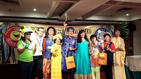 Hồ Nhật Quang (giữa) nhận được Giải Laughter King- “Vua cười” tại Đại hội Yoga cười quốc tế lần thứ nhất diễn ra tại Malaysia năm 2016.