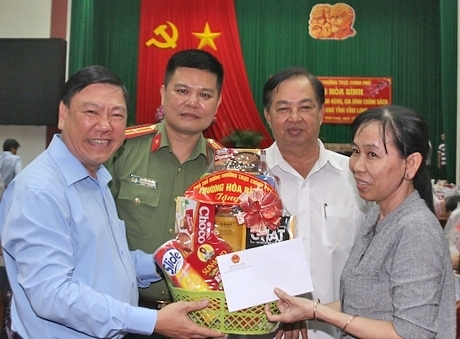 Bí thư  Tỉnh ủy- Trần Văn Rón trao quà tết của Phó Thủ tướng Thường trực Trương Hòa Bình đến gia đình chính sách.