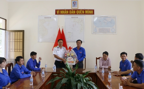Ông Nguyễn Minh Thiện- Phó Bí thư Thường trực Tỉnh Đoàn Vĩnh Long thăm hỏi, chúc tết và tặng quà cho Tiểu đoàn 563.