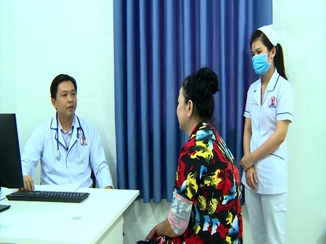 BS CK1 Nguyễn Trung Tín khám và tư vấn sức khỏe cho bệnh nhân bị tiểu đường.