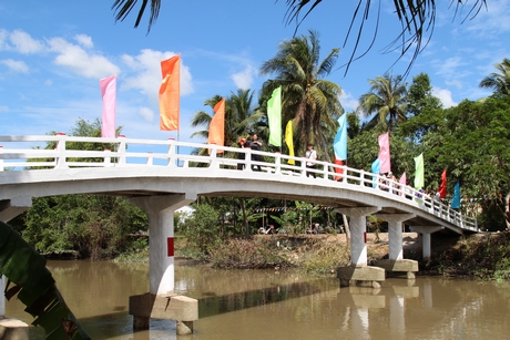 Cầu Liên xã Hựu Thành- Hiếu Nghĩa (xã Hựu Thành- Trà Ôn) trong ngày khánh thành.