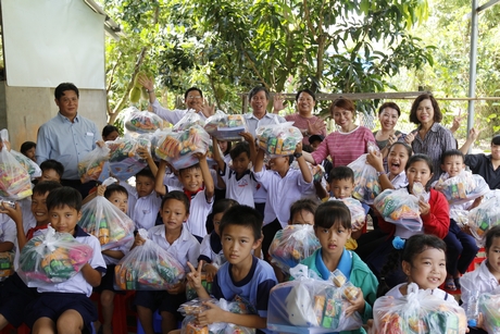 Trong lễ khánh thành cầu Tư Thiệt (xã Thạnh Hòa, huyện Phụng Hiệp- Hậu Giang), Nhóm Xây cầu yêu thương cùng Nhóm Vòng tay yêu thương tặng 50 phần quà cho các em học sinh nghèo hiếu học.