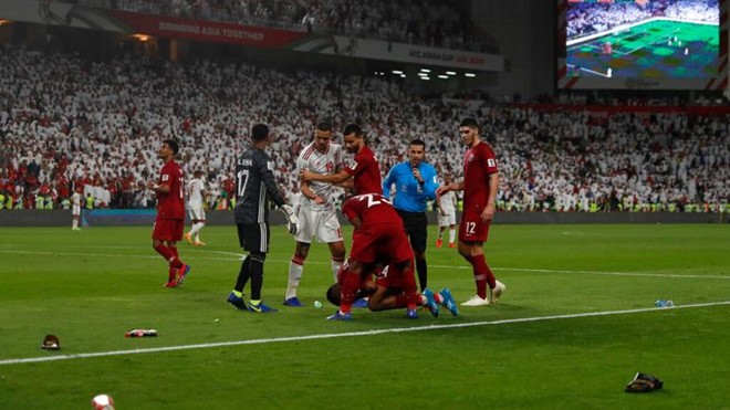 Cầu thủ Qatar đã gặp chấn thương do các vật thể lạ từ các CĐV UAE ném xuống sân
