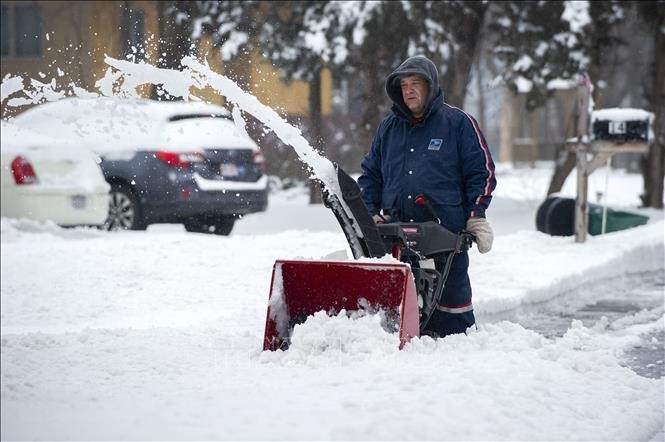 Người dân dọn tuyết trên đường phố tại Saugus, Massachusetts, Mỹ, ngày 20/1/2019. Ảnh: AFP/TTXVN