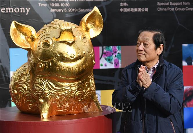 Tác phẩm điêu khắc Lợn Vàng của họa sĩ Han Meilin trưng bày tại Triển lãm Nghệ thuật ở Bắc Kinh, Trung Quốc. Ảnh: THX/TTXVN