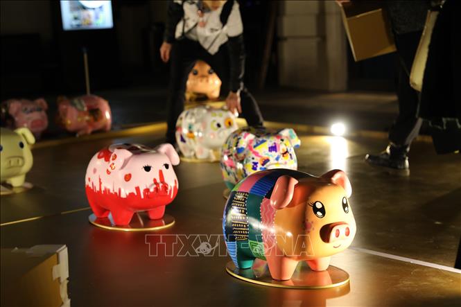 Các tác phẩm nghệ thuật hình những chú lợn được trưng bày tại Hong Kong, Trung Quốc, ngày 23/1/2019, để chào đón Tết Nguyên đán Kỷ Hợi. Ảnh: THX/TTXVN