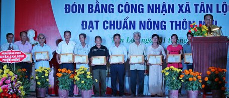 Các hộ dân có thành tích đóng góp trong xây dựng NTM được nhận giấy khen của UBND xã.