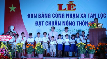 20 học sinh vượt khó, học giỏi được nhận học bổng do Bí thư Tỉnh ủy- Trần Văn Rón vận động và Ủy ban MTTQ Việt Nam tỉnh trích từ Quỹ Vì người nghèo trao tặng.