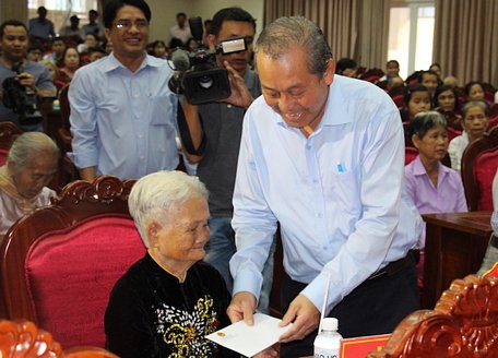 Phó Thủ tướng Thường trực Chính phủ Trương Hòa Bình tặng quà tết Mẹ Việt Nam anh hùng Mai Thị Đép (Phường 8- TP Vĩnh Long)