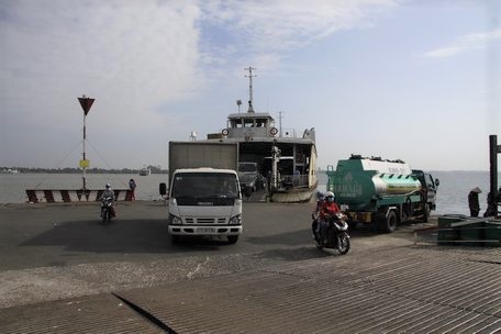 Phà 200 tấn đang hoạt động và cập bến bờ Vĩnh Long.