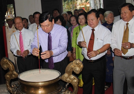 Lãnh đạo Tỉnh ủy- HĐND- UBND- UBMTTQ Việt Nam tỉnh Vĩnh Long đến dâng hương tưởng niệm các Vua Hùng.
