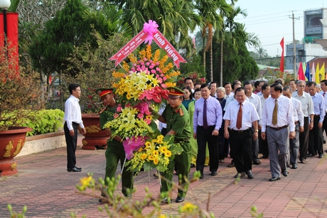  Dâng hoa, dâng hương tại Khu tưởng niệm cố Chủ tịch HĐBT Phạm Hùng.