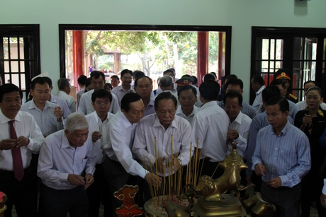 Dâng hương cố Thủ tướng Chính phủ Võ Văn Kiệt.