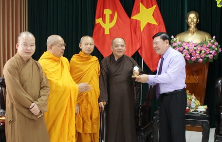 Dịp này, Bí thư Tỉnh ủy Trần Văn Rón trao tặng biểu tượng của tỉnh và thiệp chúc tết đến đoàn.