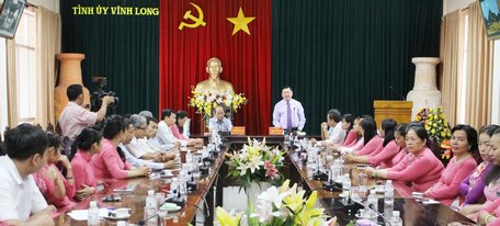 Bí thư Tỉnh ủy- Trần Văn Rón gửi lời chúc năm mới đến toàn thể CBCC- NLĐ tại Văn phòng Tỉnh ủy.
