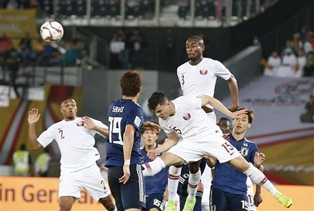 Pha đánh đầu của cầu thủ Qatar Bassam Al Rawi (phải, phía trước) trong trận chung kết Asian Cup 2019 giữa Qatar và Nhật Bản, diễn ra ở Abu Dhabi, UAE, ngày 1/2/2019. (Ảnh: THX/TTXVN)
