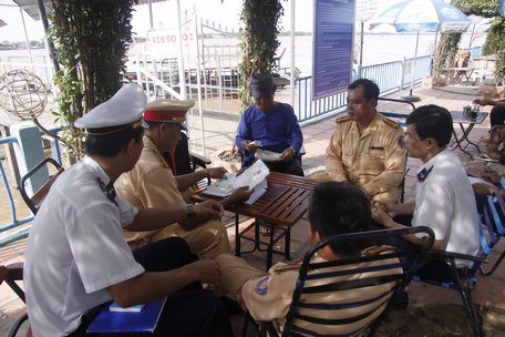 Cảnh sát giao thông thường xuyên phối hợp Cảng vụ đường thủy nội địa kiểm tra phương tiện, người lái tại bến tàu khách du lịch Vĩnh Long.