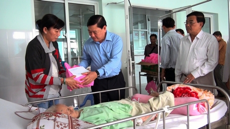 Bí thư Tỉnh ủy- Trần Văn Rón thăm hỏi, tặng quà  bệnh nhân đang điều trị tại Bệnh viện Đa khoa tỉnh.