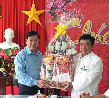 Bí thư Tỉnh ủy- Trần Văn Rón chúc mừng năm mới và tặng quà Bệnh viện Đa khoa tỉnh.