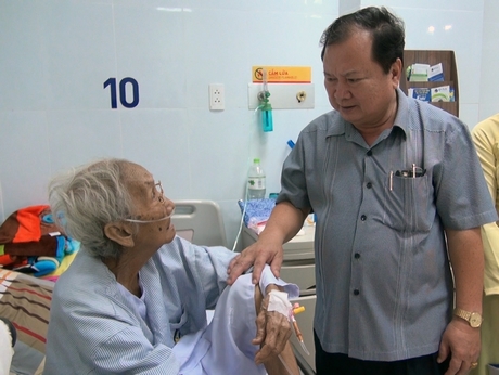 Chủ tịch UBND tỉnh- Nguyễn Văn Quang thăm hỏi sức khỏe bệnh nhân đang điều trị tại Bệnh viện Đa Khoa Xuyên Á Vĩnh Long.