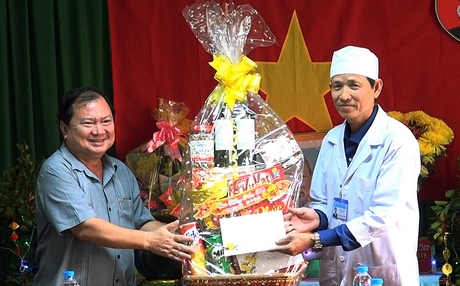Chủ tịch UBND tỉnh- Nguyễn Văn Quang chúc mừng năm mới và tặng quà Trung tâm Y tế Dự phòng TP Vĩnh Long.