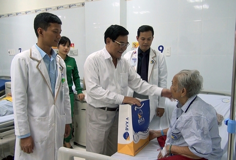 Phó Chủ tịch UBND tỉnh- Trần Hoàng Tựu thăm hỏi sức khỏe bệnh nhân đang điều trị tại Bệnh viện Đa Khoa Xuyên Á Vĩnh Long.