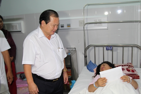 Chủ tịch UBND tỉnh- Nguyễn Văn Quang chúc mừng và tặng lì xì mai mắn cho cháu trai sinh trước đó vài giờ.