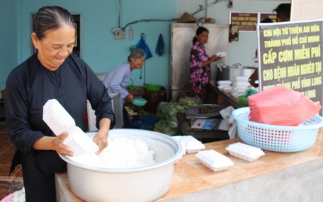 Bà Huỳnh Thị Sương (trái) đã chuẩn bị bữa cơm chay ngày mùng 1 tết từ rất sớm.