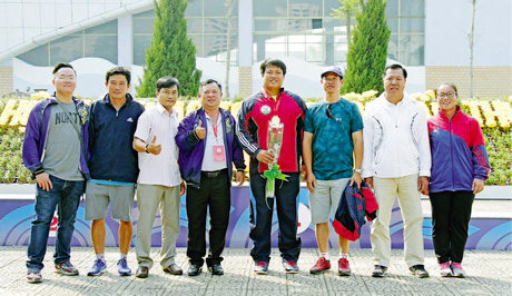Tăng Văn Hải (Huy chương vàng) cùng Phạm Thị Thanh Trúc (Huy chương bạc) cùng lãnh đạo Đoàn VĐV Vĩnh Long tại Đại hội Thể thao toàn quốc 2018- Hà Nội.