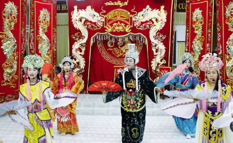 Nghệ nhân Ưu tú Vũ Linh Tâm (giữa) tái hiện nghi thức lễ xây chầu, đại bội trong lễ hội đình làng Nam Bộ.