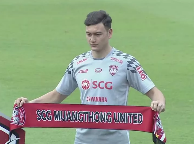 Văn Lâm thi đấu cho Muangthong United trong bản hợp đồng có thời hạn 3 năm