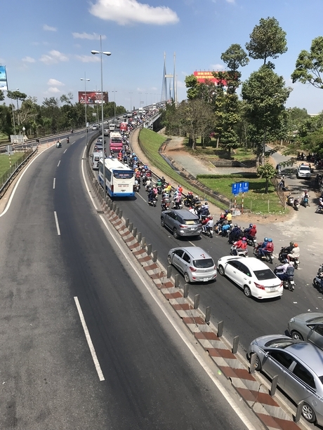 Dòng phương tiện di chuyển về Cầu Mỹ Thuận ngày một đông thêm